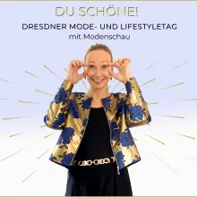 Model mit gold - blauem Blazer
