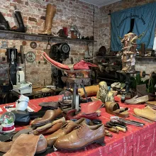 Blick ins Museum mit Schuhmodellen
