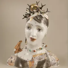 Figurenbüste "Froschprinzessin", Porzellan, 33 x 37 cm