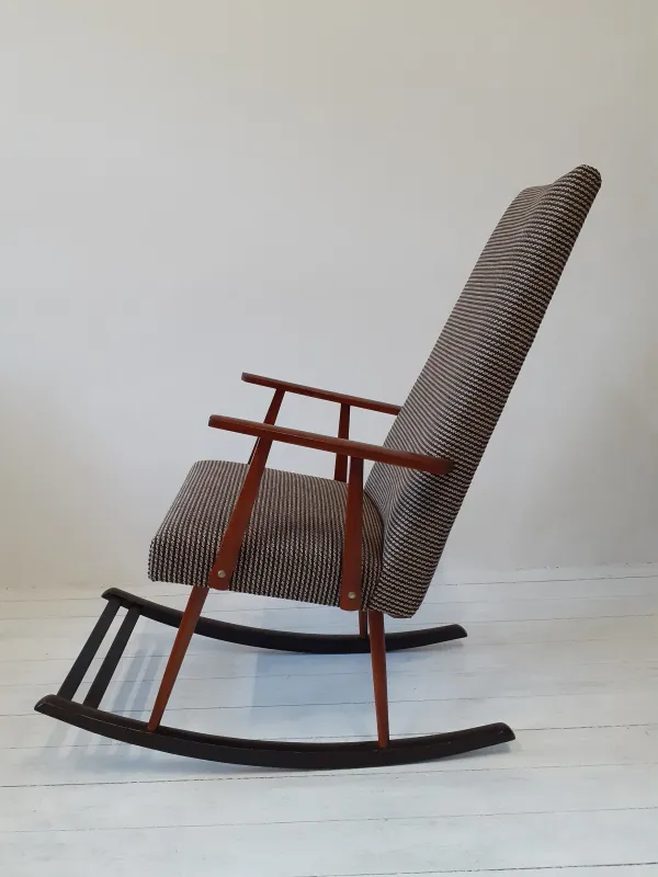 Schaukelstuhl, Fuß und Armlehnen aus Holz, schwarz/braun lasiert, Bezug längsgestreift, midcentury