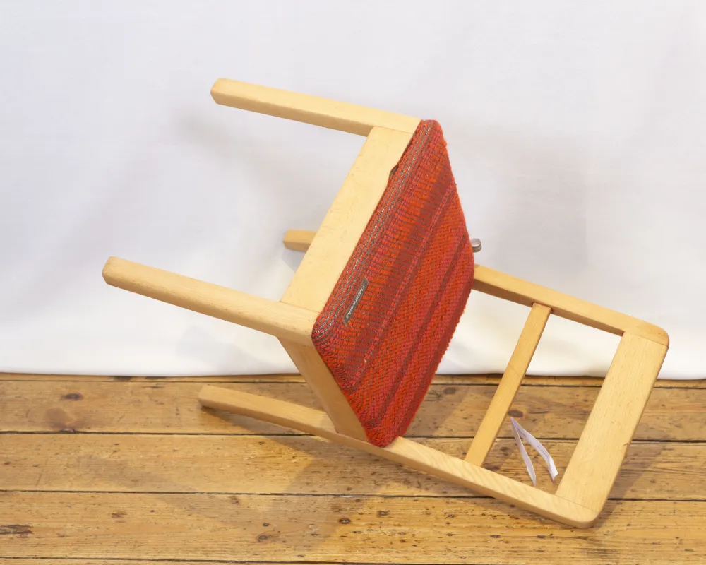 Stuhl, gepolstert mit Stoff aus Kassettenbandgewebe Polsterstoff _ Kassettenband & Wolle, rot
