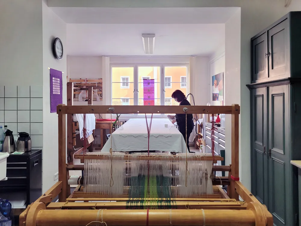 Diakoneo, Beate Baberske in der ehemaligen Färbeküche stehen Webstühle, an denen textile Unikate hergestellt werden