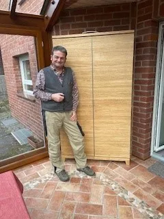 Frank Seifen Frank Seifen vor einem handgefertigtem Schrank