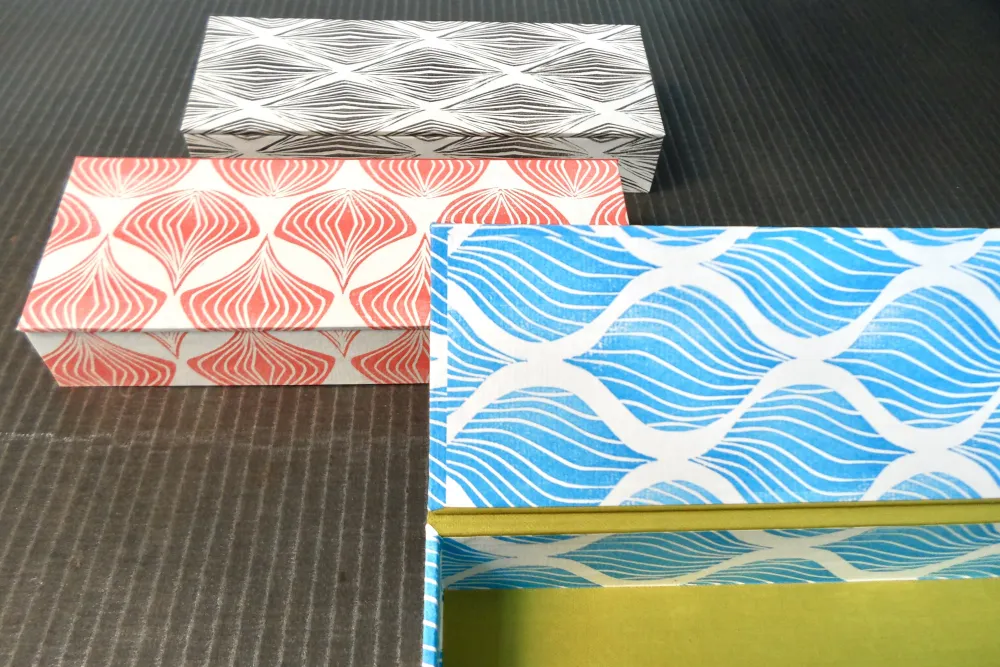 Foto: Katja Sauerbier Drei Kästen für Stifte mit Stempeldruckpapier bezogen.