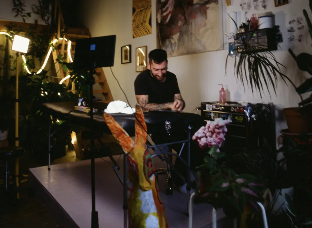 Der Künstler Athanassios Koulos bei der Arbeit in seinem Atelier