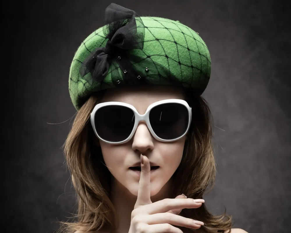 Foto: Paul Flemming Berlin Frau mit grünem Béret und Sonnenbrille