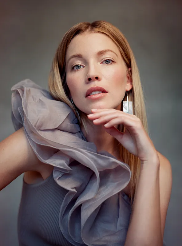 Nora Scholz Model in elegantem Kleid