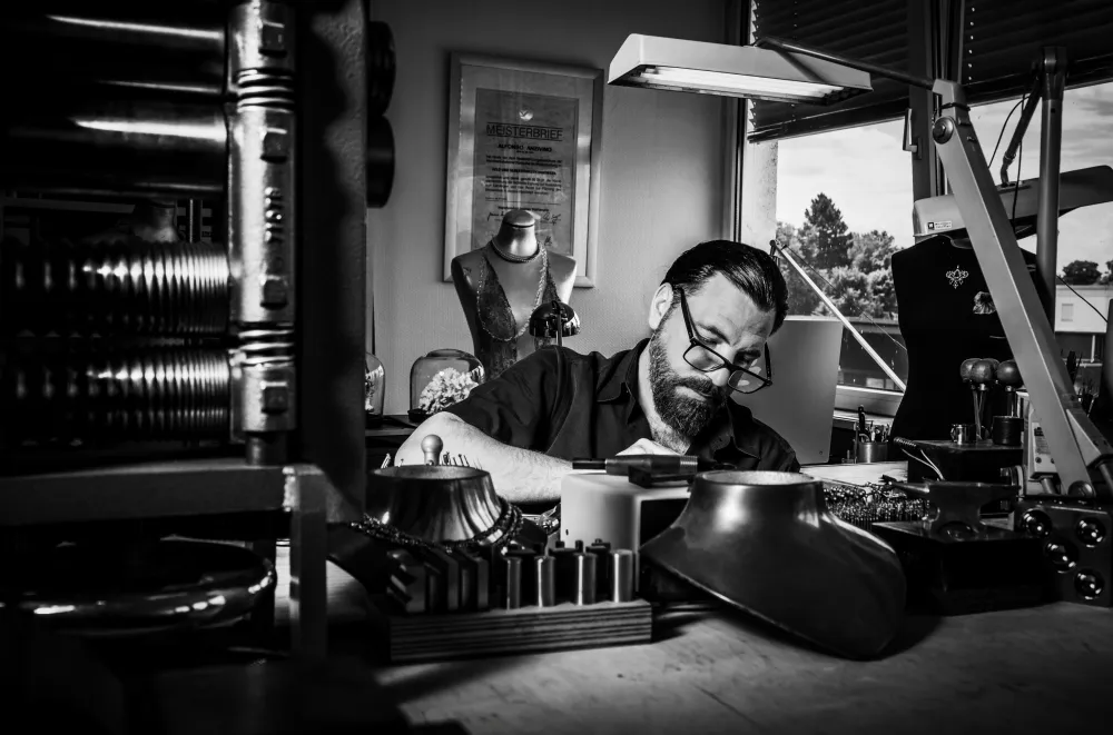 Fotograf Alessandro Smarazzo Goldschmiedemeister Alfonso Anzivino am Werkbrett