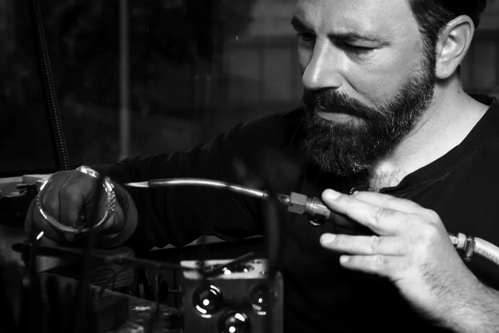 Fotograf Alessandro Smarazzo Goldschmiedemeister Alfonso Anzivino bei der Arbeit
