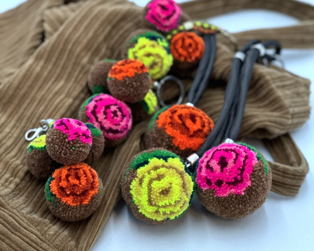 MYK Berlin Pompon Anhänger -Roses on mocha mousse