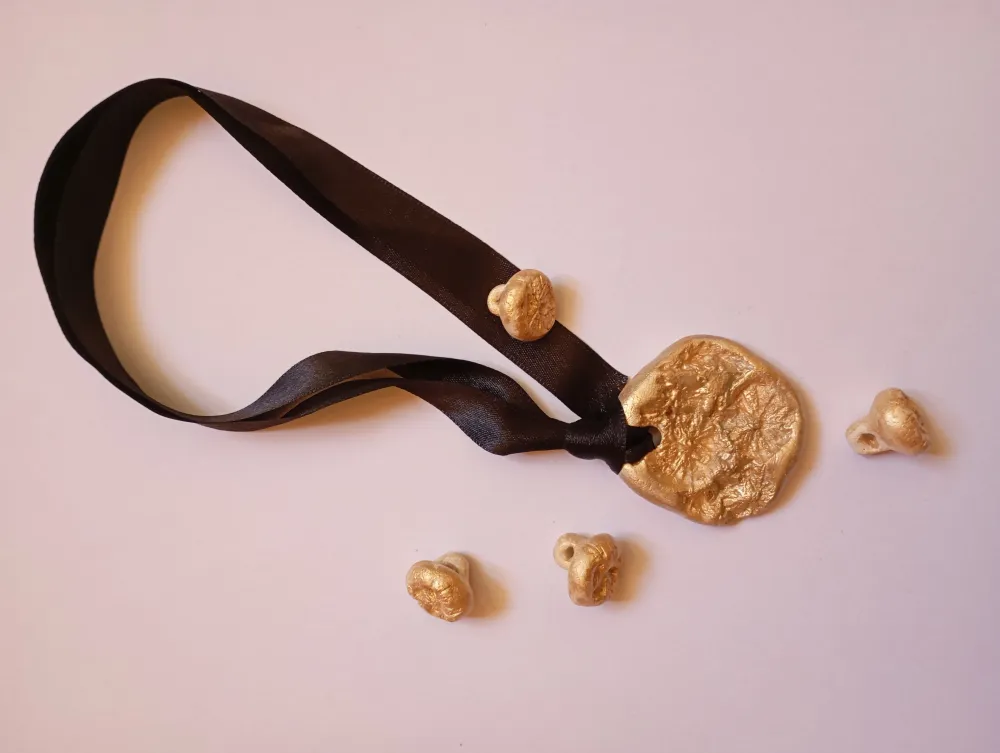 Anhänger mit Knopf und Relief