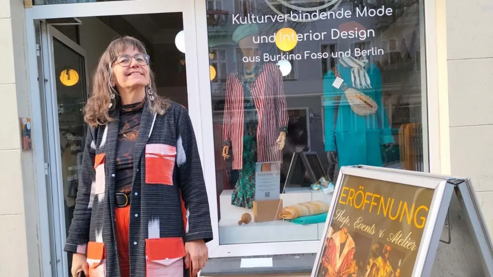 Tanja Diallo, Gründerin von Diallo tissue tales vor dem neuen Showroom in der Florastraße 80