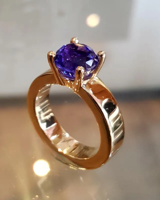 Ring, 750er Gold mit natur Tansanit