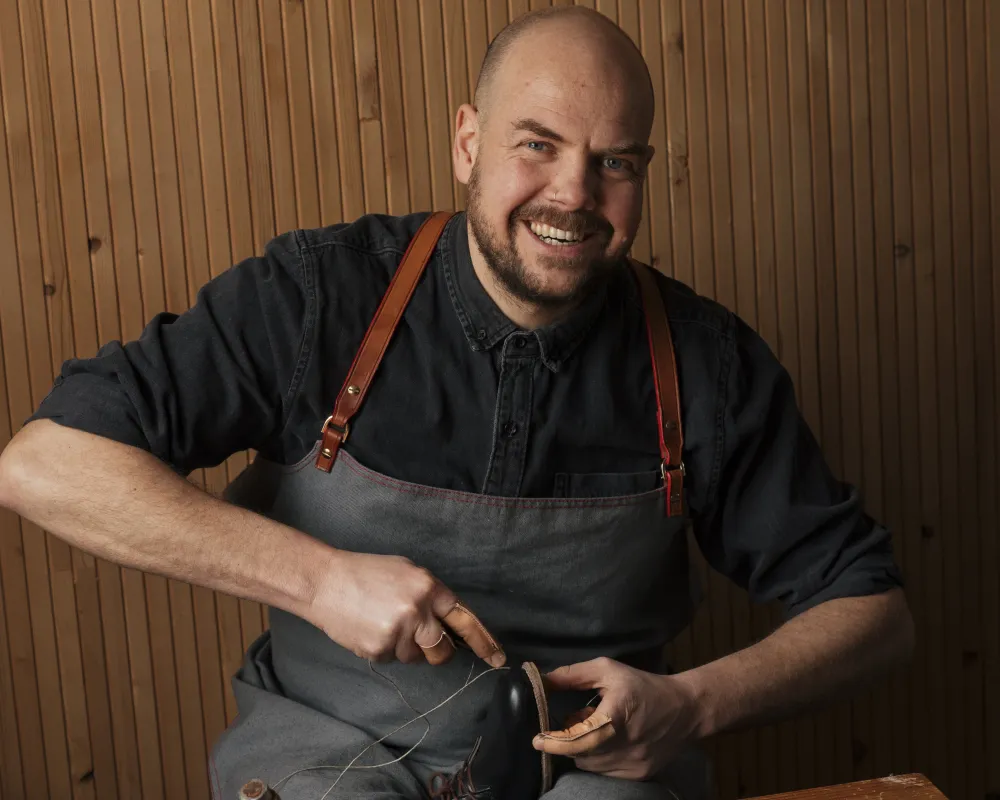 Handwerker beim Maßschuhbau
