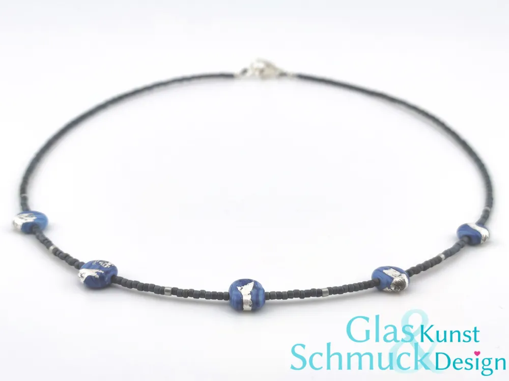 Collier mit japanischen Perlen und Glasplättchen mit Silberverzierung