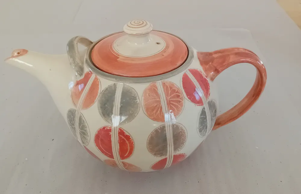 Teekanne rot bemalt Teekanne mit rot, rosa, grauen halbierten Scheiben als Dekor