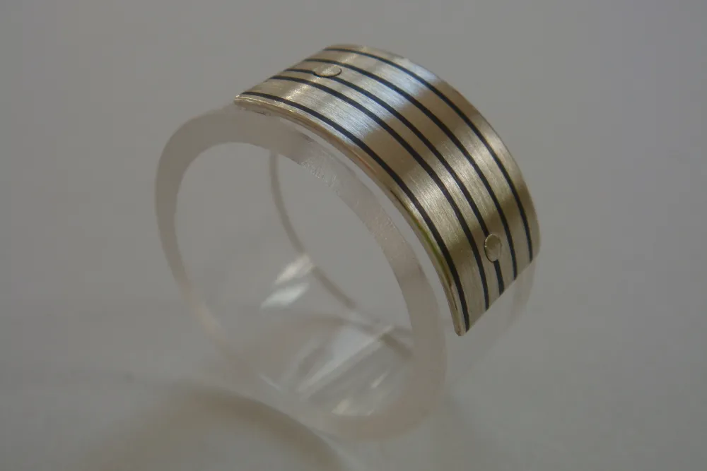 Grob, Susanne-Grobschmuck Niello auf Silberplatte, Plexiglasschiene