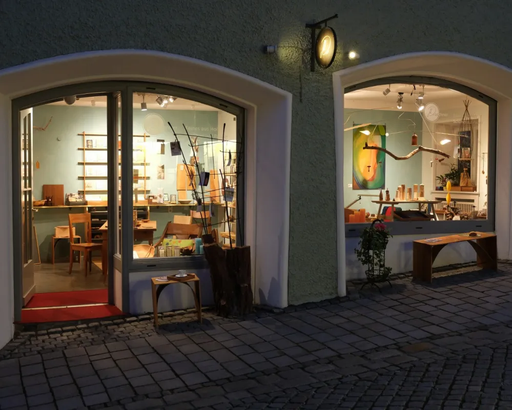 Schaufenster eines Ladens, feine Farben, feine Holzobjekte