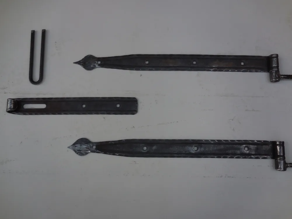 geschmiedetes Türband mit Dorn und Riegeleisen