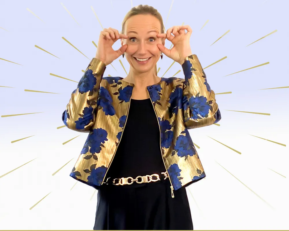 Anne Schulze Model mit goldenem Blazer