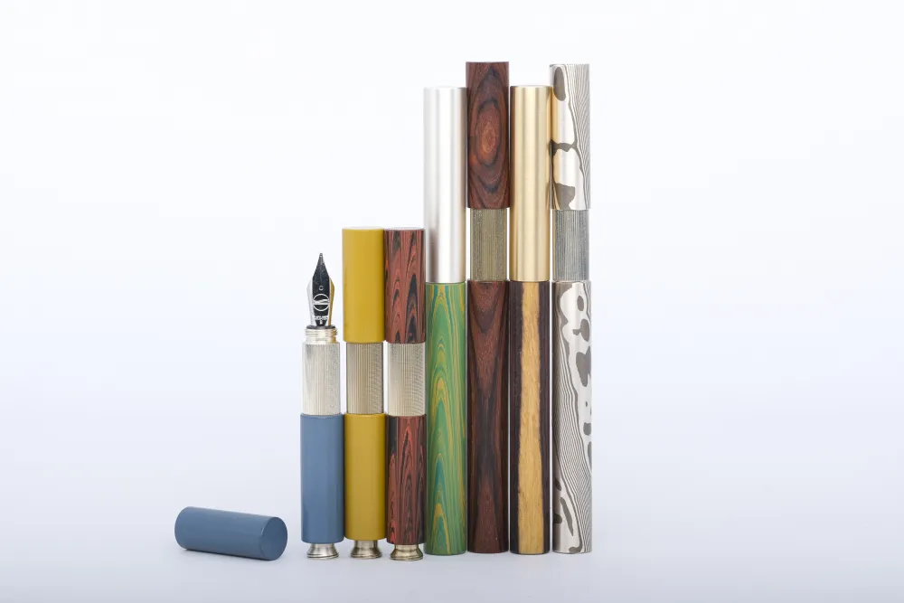 Frank Pressentin Gruppe edler handgefertigter Füllfederhalter aus Ebonit, Silber, Palisanderholz und Mokume Gane, Etagere mit edlen Hölzern, ELBWOOD - The Hanseatic Penmaker