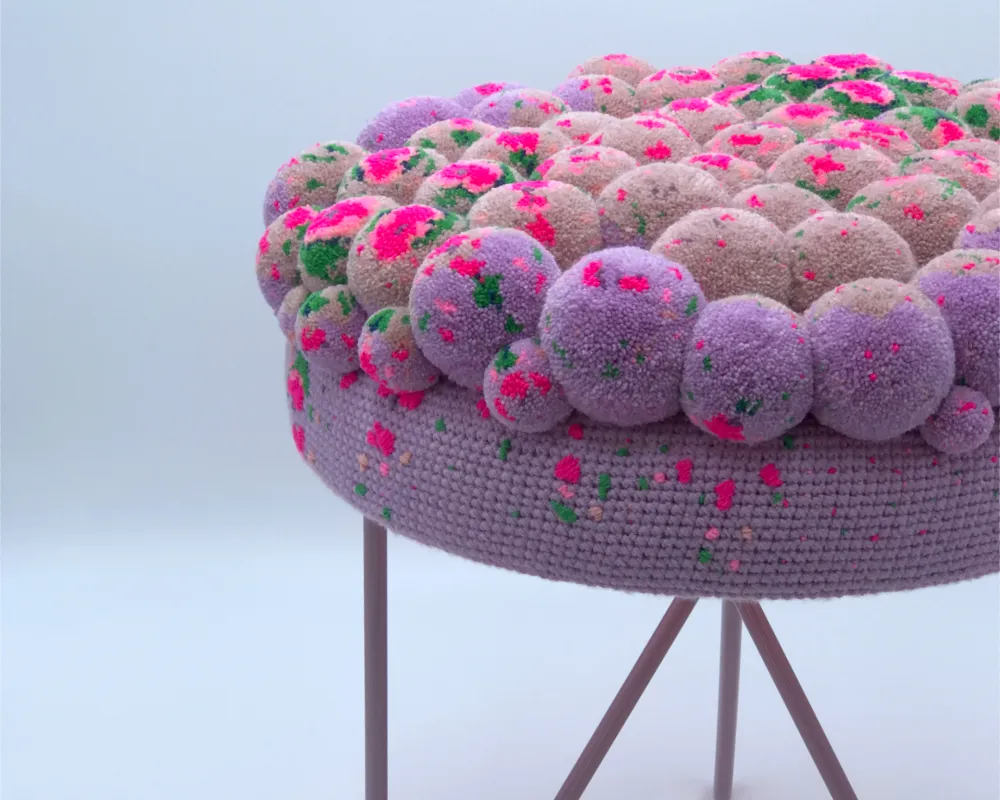 MYK Berlin Pompon Hocker "fading blossoms"-Detail Sitzfläche