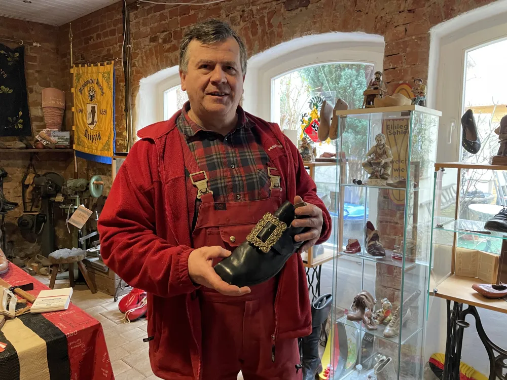 Handwerkskammer zu Leipzig Arno Carius zeigt eine Nachbildung von Bachs Wanderschuh