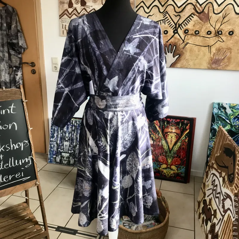 Kleid, genäht, mit Pflanzen gefärbt und mit Pflanzen bedruckt
