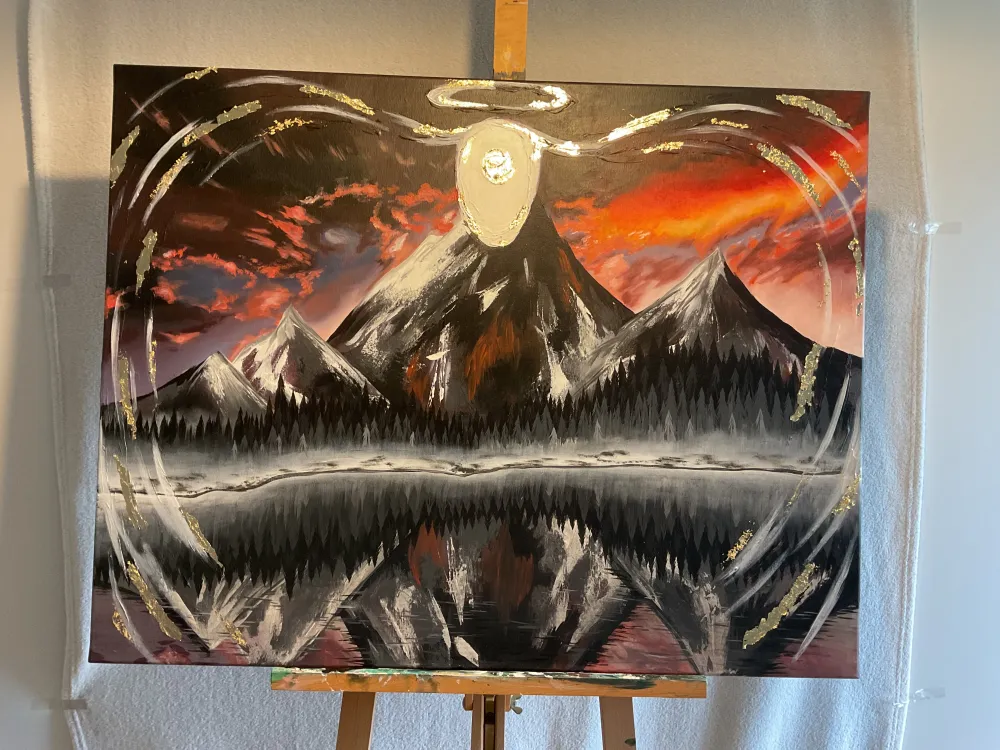 Acryl auf Leinwand. Dargestellt ist eine Berglandschaft mit einem See im Vordergrund. Im Hintergrund ist ein Sonnenuntergang. Über dieser Szenerie schwebt eine engelartige Gestallt.