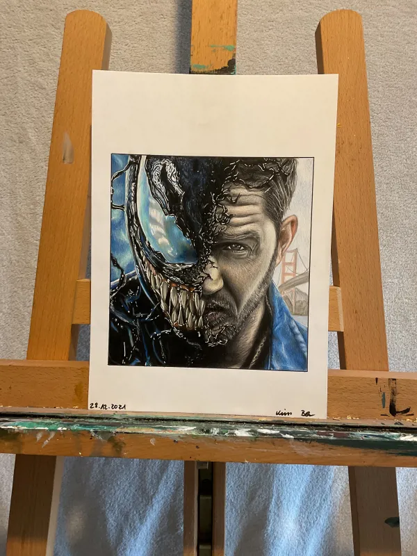 Buntstift auf Papier. Dargestellt ist Venom aus den bekannten Marvel Filmen. Sein Gesicht ist zu Hälfte Mensch und zur Hälfte Monster.
