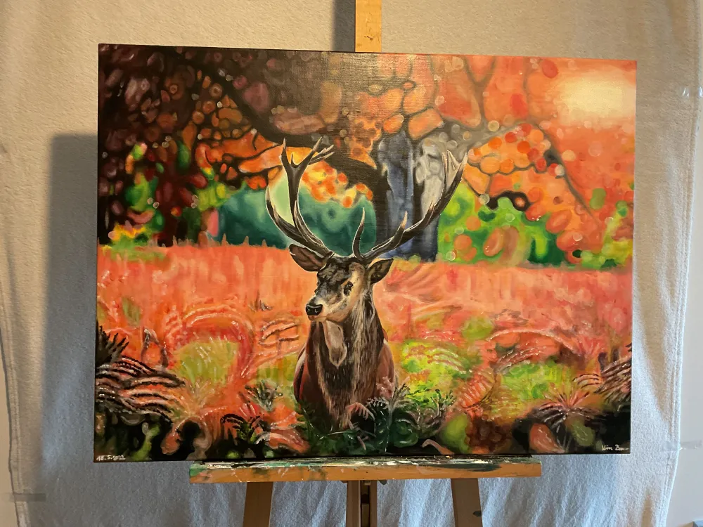Acryl auf Leinwand. Es zeigt einen Hirsch auf einer Wiese mit bunten Pflanzen. Im Hintergrund befindet sich ein großer Baum. Durch eine Lücke der Äste strahlt die Sonne.