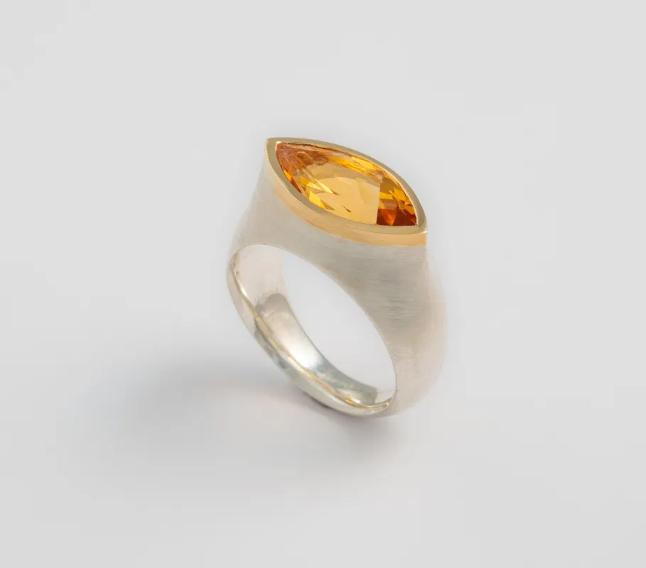 Ring mit Citringoldnavette, in Gold eingefasst Ring mit Citringoldnavette, in Gold eingefasst