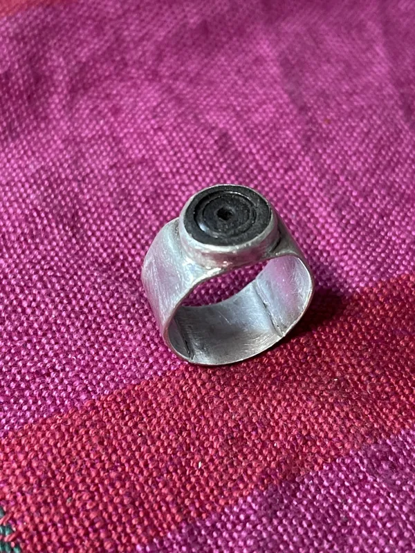 Copyright Annegret Bernstein Fingerring aus 925’ Silbermit Holzeinlage