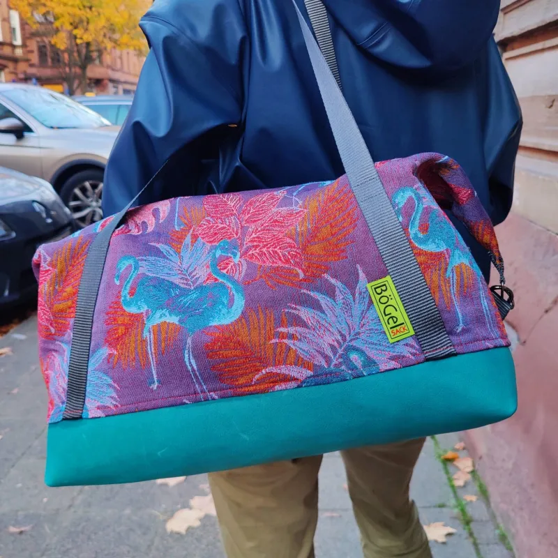 Weekender BögelSack-Weekender: kleine Reisetasche, Sport- oder Badetasche, aus Gobelin mit Flamingo- und Blättermuster in türkis-lila-rot, mit türkisfarbenem Bio-Lederboden