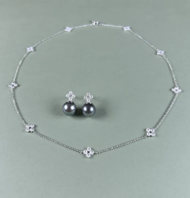 Nicole Töfflinger Bild mit Kette und Ohrringen