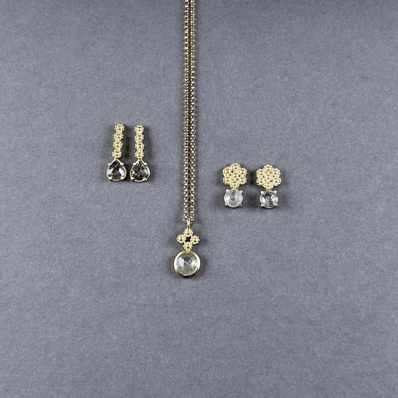 Nicole Töfflinger Bild mit Ohrringen und Kette