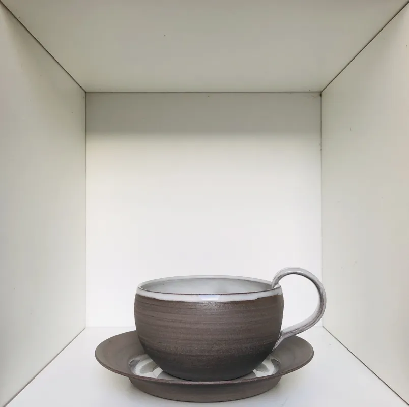 Beatrice Behrens Anthrazytfarbene Steinzeug Tasse mit Unterteller