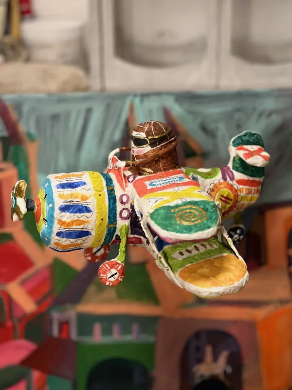 Ein Objekt aus Draht, Papier und Baumwolle