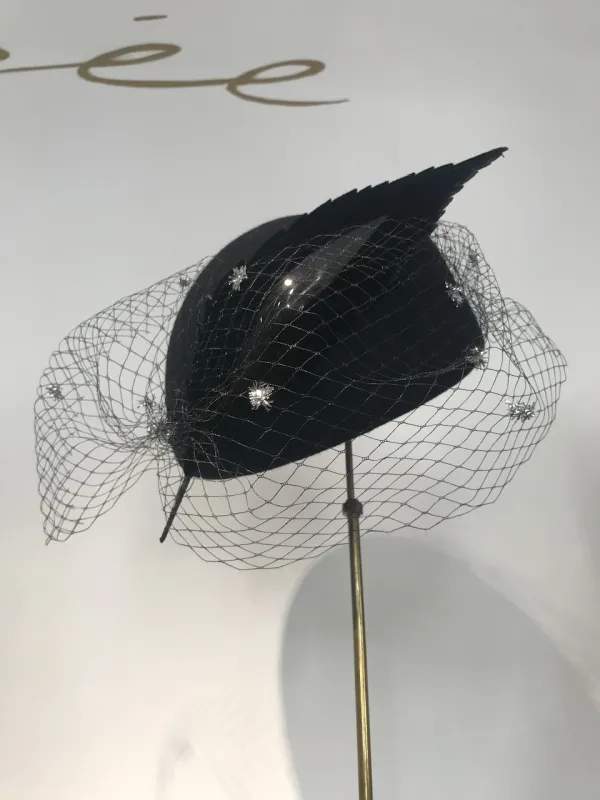 Elegante Abendkappe in Filz