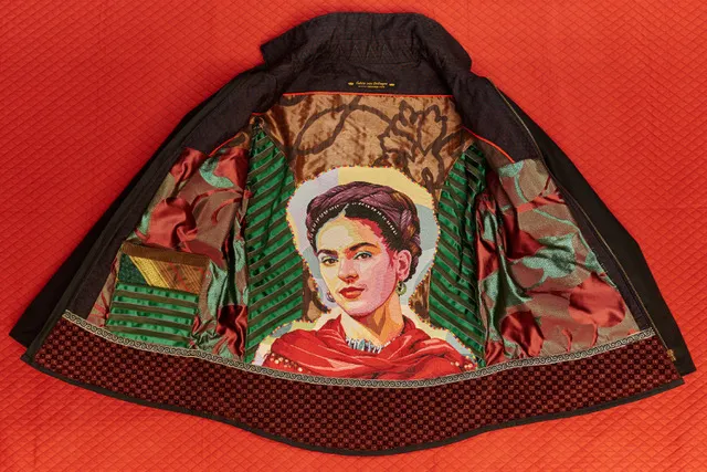 Sabine Von Oettingen Innenfutter einer Herrenjacke, Immer in prächtigen Farben und Gobelinstoff