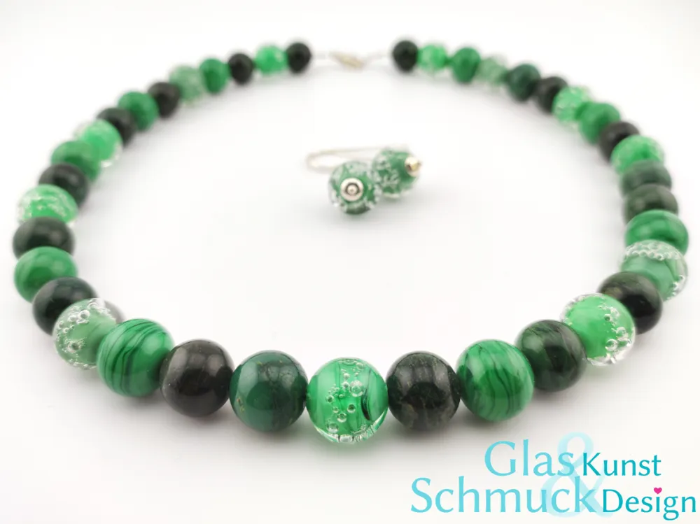 Kette mit Jade und Glasperlen