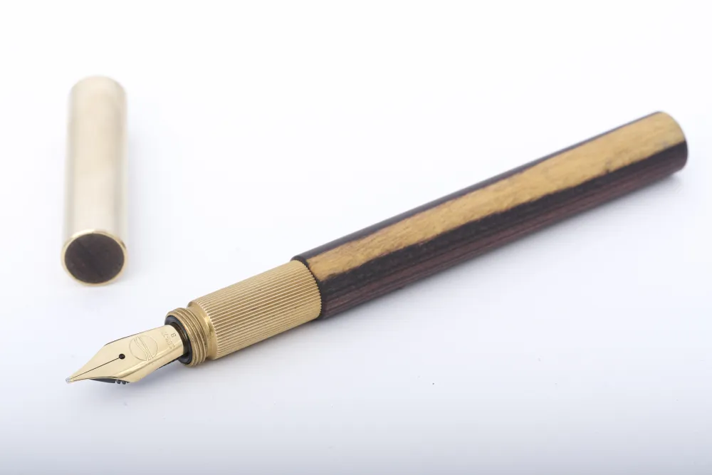 LONGCAP Füllfederhalter aus Königsholz und Messing, 18K Gelbgoldfeder, ELBWOOD - The Hanseatic Penmaker handgefertigter LONGCAP Füllfederhalter aus Königsholz und Messing, 18K Gelbgoldfeder