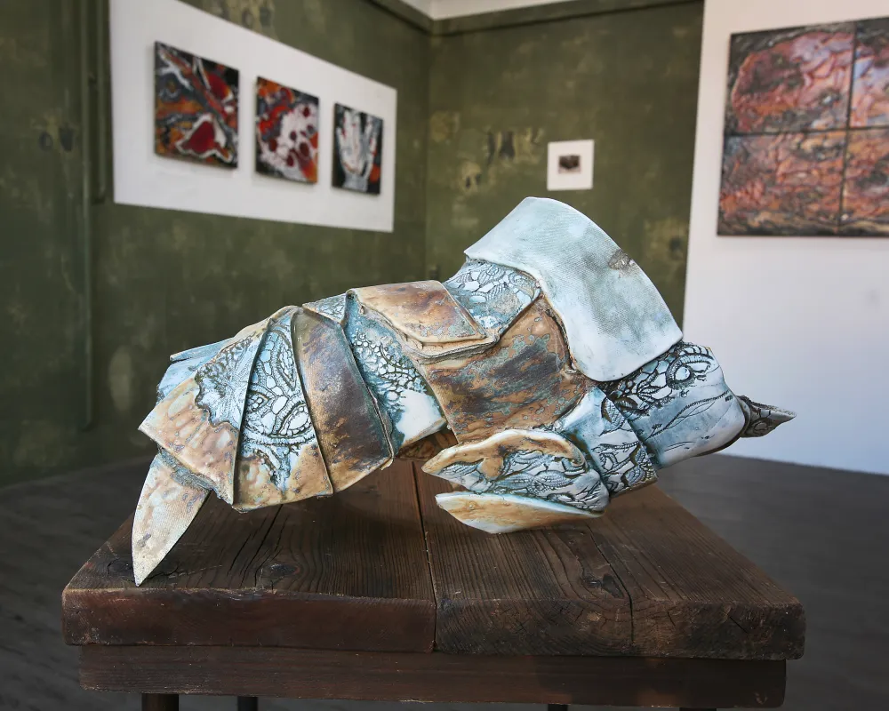 fragmentartiges Porzellanunikat in Galerie