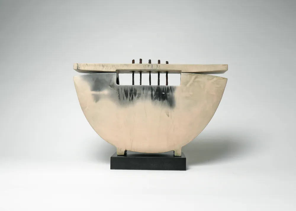 Angelika Jansen Keramikobjekt, Dose, rostige Nägel, Mixed Media, Kapselbrand, Rauchbrand, elemntare Brennverfahren