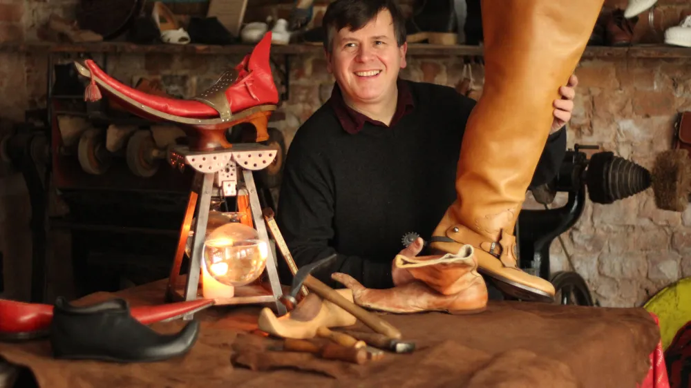 Schuhmuseum und Anschrift/ Schuhmuseum ist Barrierefrei bis auf eine kleine Stufe, mobile Rampe vorhanden!