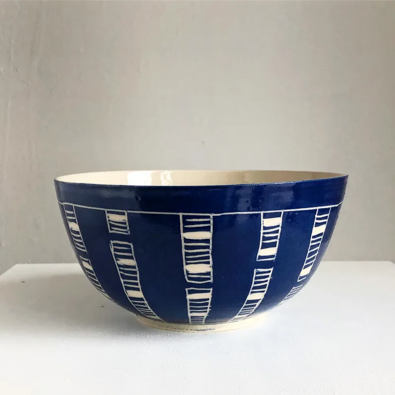 Equalizer - Bowl Weisse Steinzeug Salatschüssel mit Sgraffito-Technik in blauer Engobe