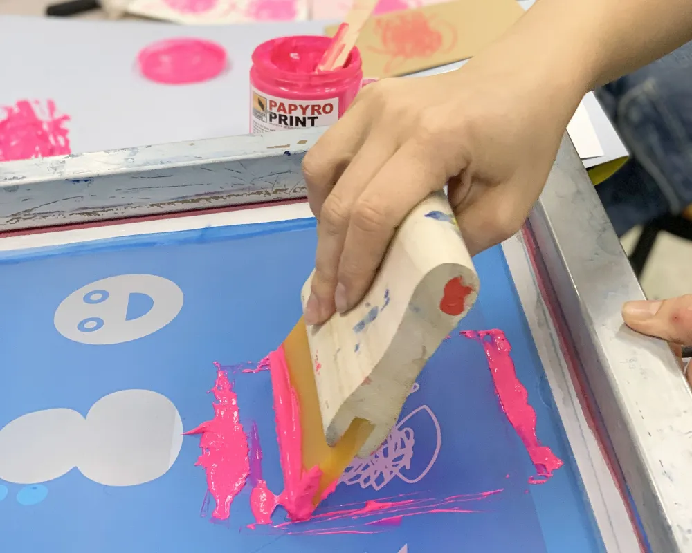 Nadine Härting Nahaufnahme Hand, Siebdruck mit pinker Farbe