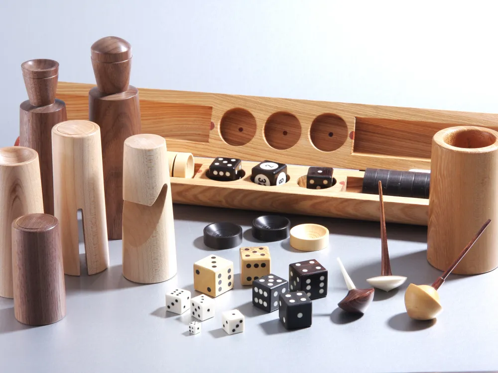 Spieleauswahl Backgammonspiel, Schachfiguren,Würfel, Kreisel aus Holz und Bein mit Port
