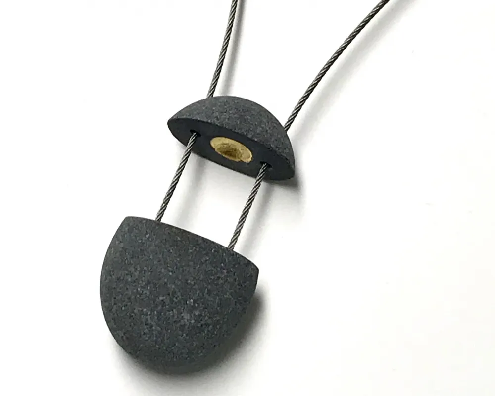 Vitalis Kubach Seelenstein Material: Kiesel, Blattgold, Stahlseil