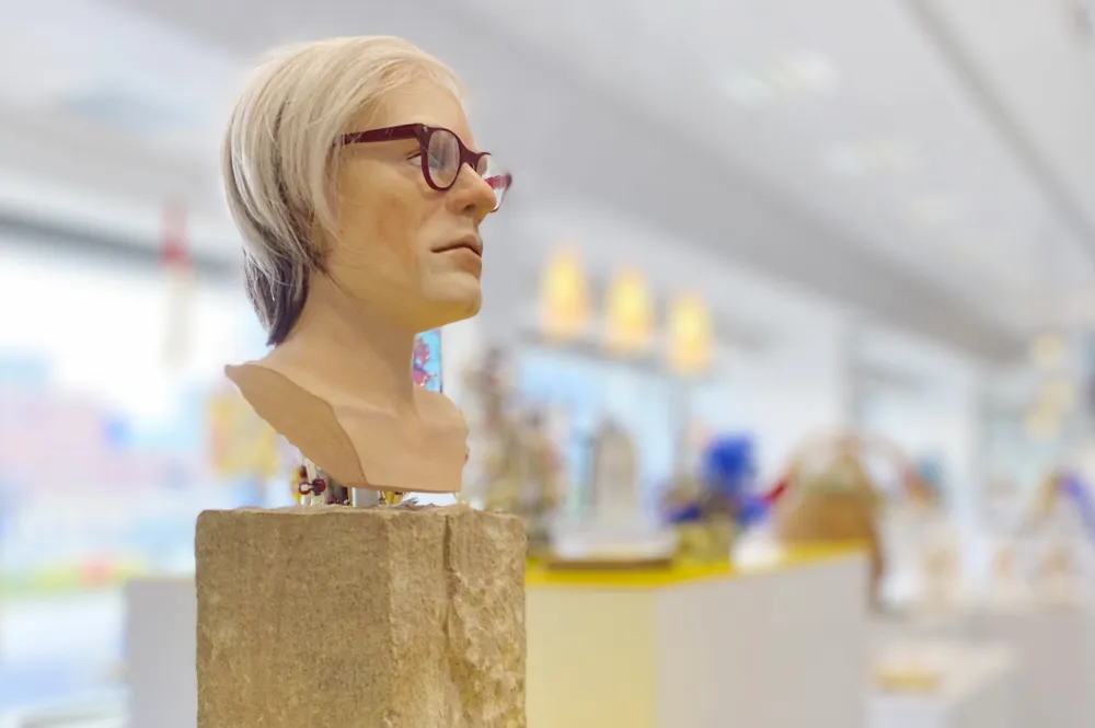 Susanne Grund Eine Büste mit Haaren und Brille auf einem Block aus Holz